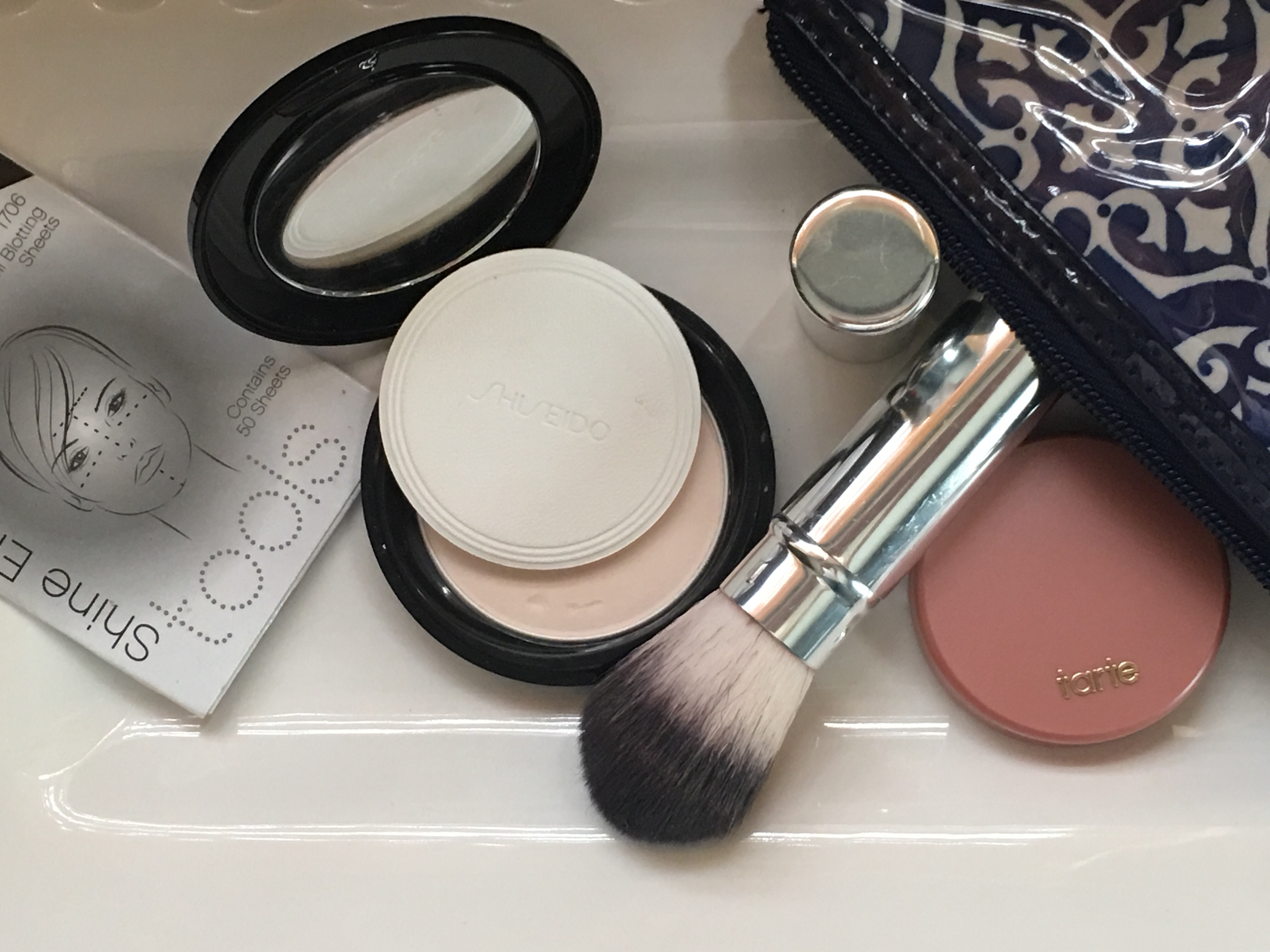 Mid Day Touch Up: Blotting papers, blush and powder
