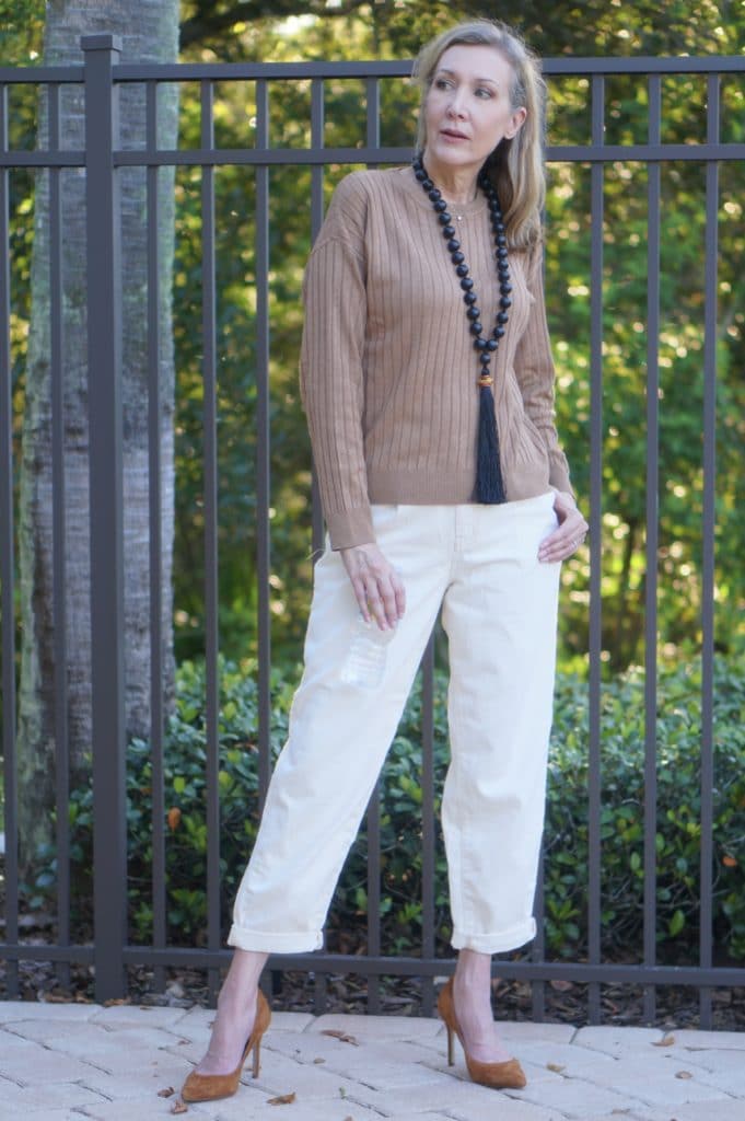 Blogger wearing brown sweater and white pants