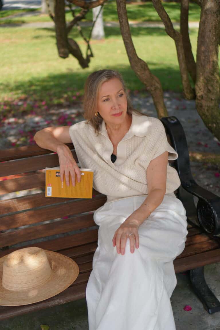 Nina Anders over 50 infelucener waring cream sweater and white pants